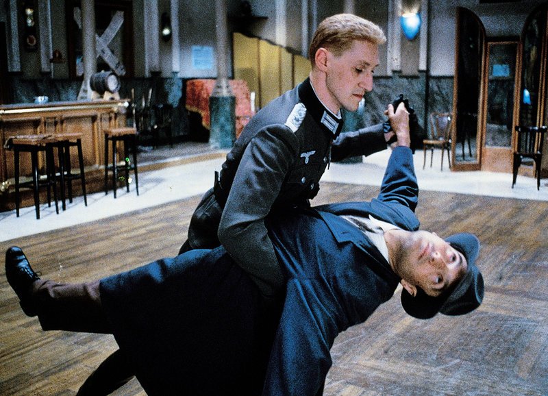 Der Tanz mit dem Kollarborateur: Jean-François Perrier als Nazi-Offizier, Marc Berman als Kollaborateur – Bild: SRF/​1983 Cineproduction – DFL