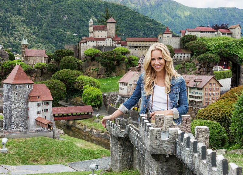 Moderatorin Nicole Berchtold besucht das Swiss Miniatur in Melide – Bild: SRF/Massimo Pedrazini Moderatorin Nicole Berchtold besucht das Swiss Miniatur in Melide – Bild: SRF/Massimo Pedrazini