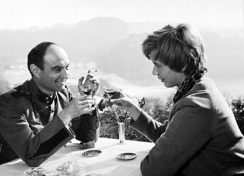 Entwickeln zarte Bande: Bernard Junod als Oberleutnant Clermont, Editha Nordberg als Alice Brodbeck – Bild: SRF/​Stamm Film AG