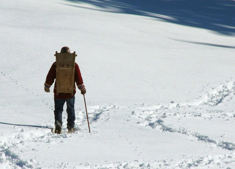 Alfons macht sich auf den Weg zum Holzsammeln – Bild: SRF/​Edwin Beeler