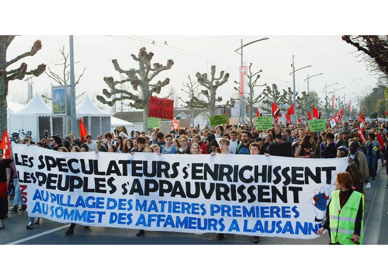 Demonstration gegen die Praktiken der Rohstoffhändler – Bild: SRF/​A Film Company GmbH