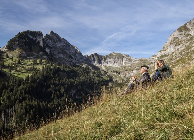 Der Vater zeigt dem Sohn sein Paradies – Bild: SRF/Climage audio-visuel/Stéphane Goël Der Vater zeigt dem Sohn sein Paradies – Bild: SRF/Climage audio-visuel/Stéphane Goël