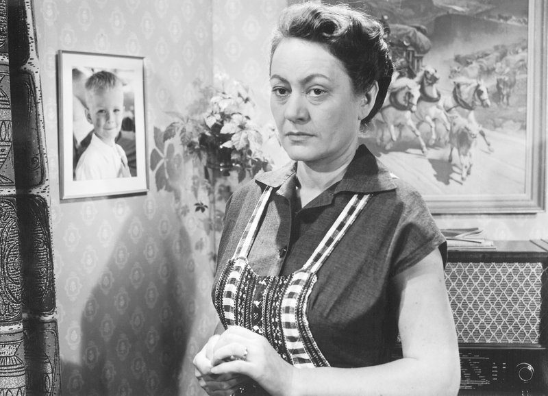 In Trauer : Margrit Rainer als Frieda Jucker im Spielfilm «Oberstadtgass» von Kurt Früh aus dem Jahr 1956. – Bild: SRF/​Praesens-Film