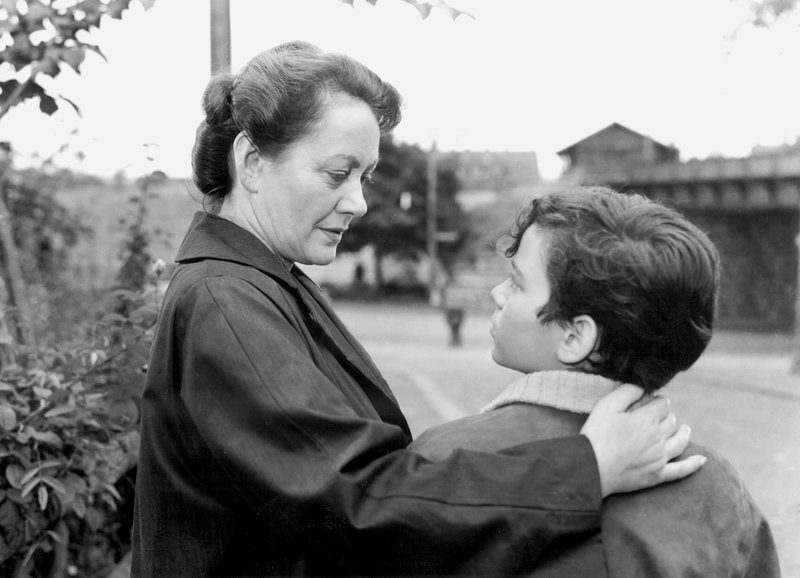 Versöhnt: Margrit Rainer als Frieda Jucker und Jürg Grau als Mäni im Spielfilm «Oberstadtgass» von Kurt Früh aus dem Jahr 1956. – Bild: SRF/Praesens-Film Versöhnt: Margrit Rainer als Frieda Jucker und Jürg Grau als Mäni im Spielfilm «Oberstadtgass» von Kurt Früh aus dem Jahr 1956. – Bild: SRF/Praesens-Film