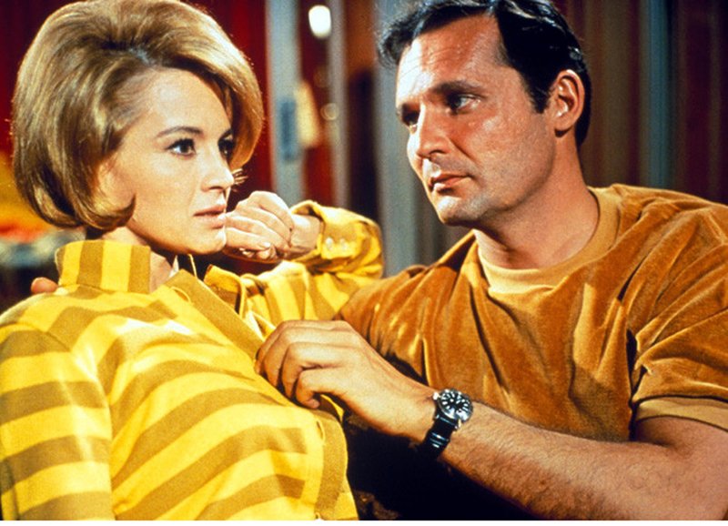 Verlockendes Angebot: Angie Dickinson als Chris, John Vernon als Mal Reese – Bild: SRF/Warner Bros. Intl. Television Verlockendes Angebot: Angie Dickinson als Chris, John Vernon als Mal Reese – Bild: SRF/Warner Bros. Intl. Television