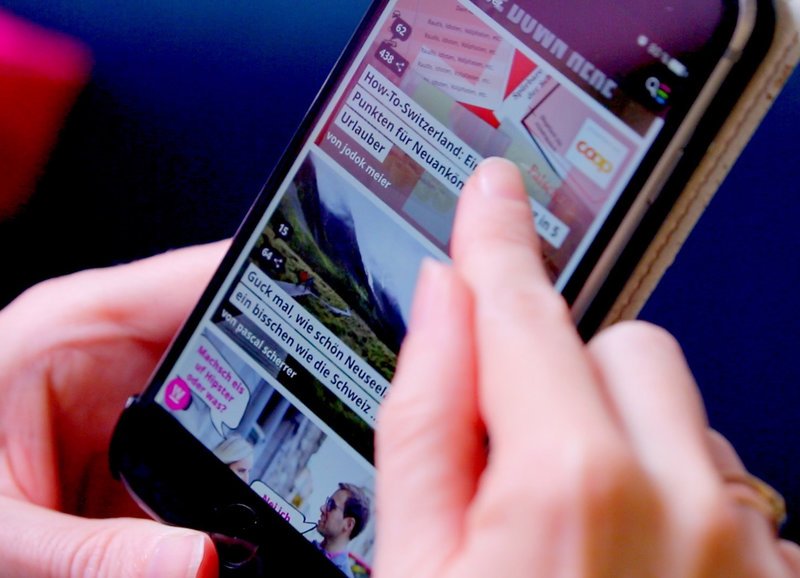 Über das Handy informieren – Bild: SRF