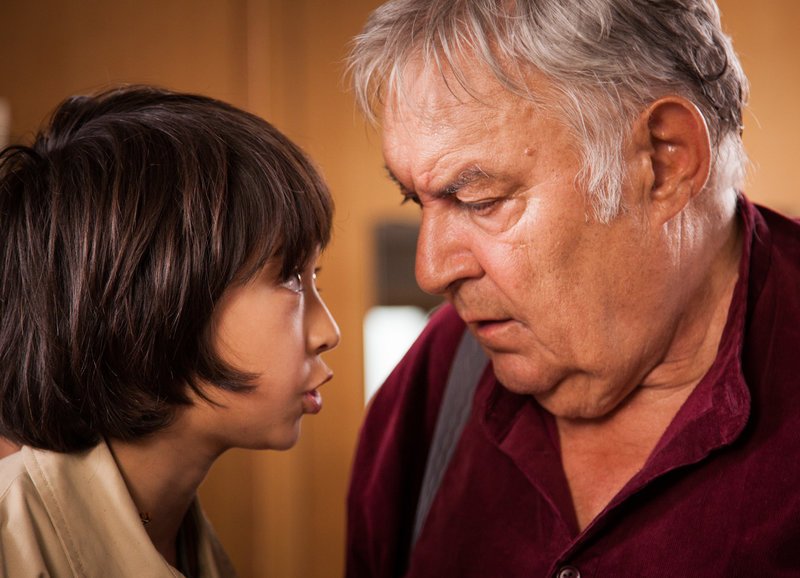 Hiro erspresst seinen Nachbarn, ihn nach Japan zu begleiten: Loïc Sho Güntensperger als Hiro, Mathias Gnädinger als Anton Sommer – Bild: SRF/​Tellfilm