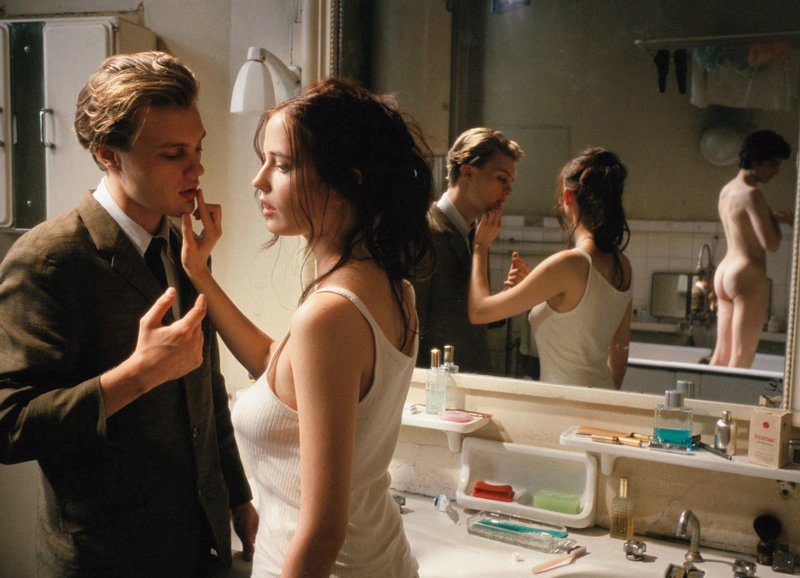 Im Spiegelkabinett der Leidenschaften: Michael Pitt als Matthew, Eva Green als Isabelle, Louis Garrel als Theo – Bild: SRF/​TMG