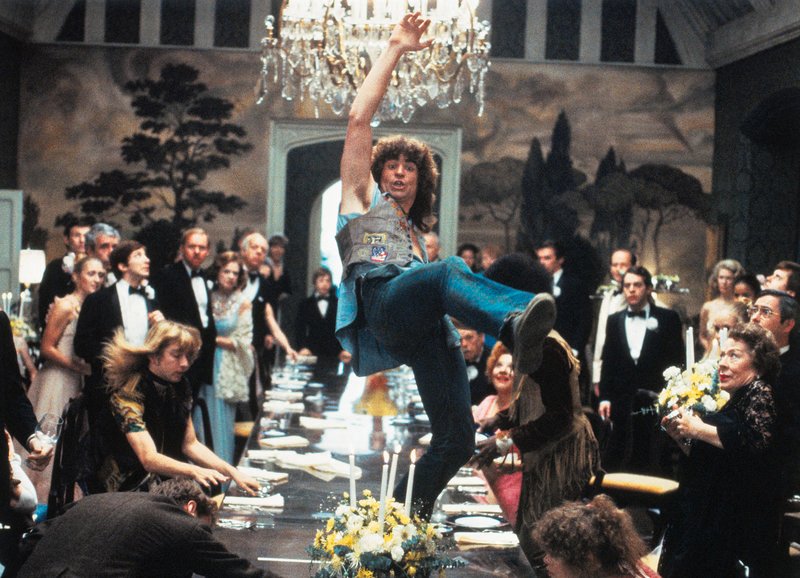 Ungewöhnlicher Party-Gast: Trea Williams als Berger (M.) – Bild: SRF/​Metro-Goldwyn-Mayer Studios Inc.