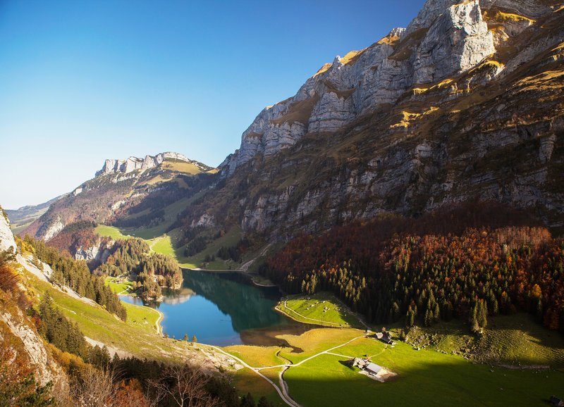 Die Schönheit der Natur gibt den Familien die Kraft, die harte Arbeit durchzustehen – Bild: SRF