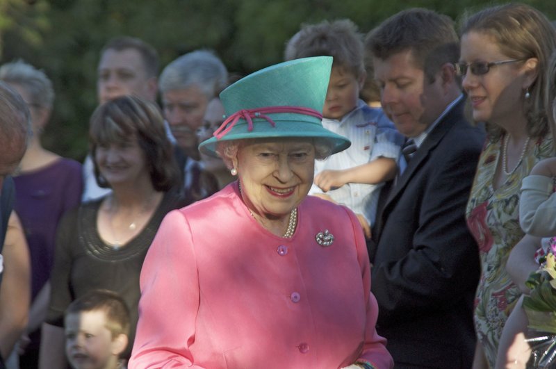 Queen Elizabeth II stets farbenfroh – Bild: SRF/​BBC(Sally Norris
