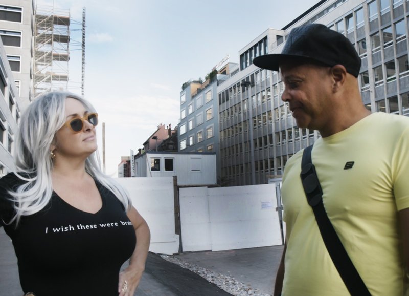 Die Regisseurin Kristen Vermilyea und ein Passant in Zürich – Bild: SRF