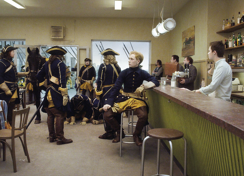 Eine Taube sitzt auf einem Zweig und denkt über das Leben nach – Bild: SRF/​Look Now!