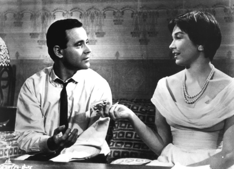 Vom Schicksal zusammengeführt: Jack Lemmon als C.C. Baxter, Shirley MacLaine als Fran Kubelik – Bild: SRF Vom Schicksal zusammengeführt: Jack Lemmon als C.C. Baxter, Shirley MacLaine als Fran Kubelik – Bild: SRF