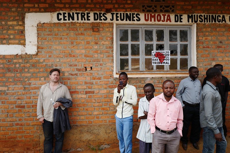 Sternstunde Kunst: Das Kongo Tribunal Milo Rau anlässlich der Präsentation des Films im Dorf Mushinga, Süd-Kivu, im Juli 2017 SRF/​Vinca Film – Bild: SRF1