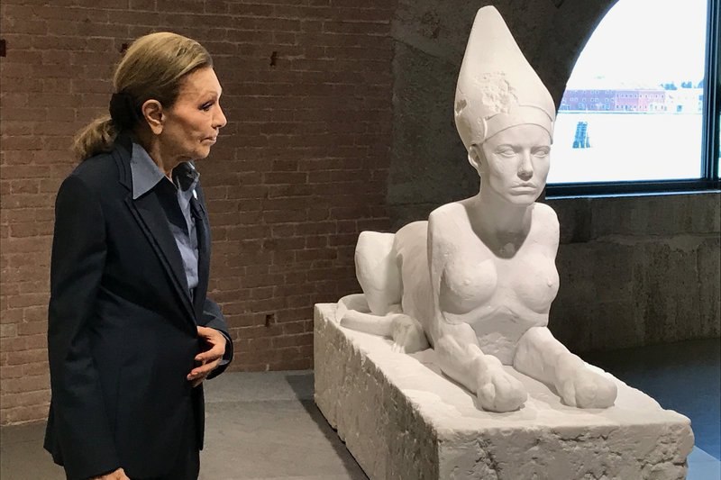 DOK: Farah Diba Pahlewi – die letzte Kaiserin Farah Diba Pahlavis Interesse an Kunst ist ungebrochen – hier in Venedig vor einem Werk von Damien SRF/Gero von Boehm – Bild: SRF1 DOK: Farah Diba Pahlewi – die letzte Kaiserin Farah Diba Pahlavis Interesse an Kunst ist ungebrochen – hier in Venedig vor einem Werk von Damien SRF/Gero von Boehm – Bild: SRF1