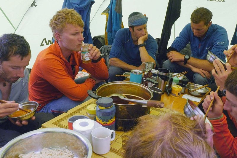 Hoch hinaus – Die China Expedition
Das Gemeinschaftszelt im Base Camp
SRF – Bild: SRF1