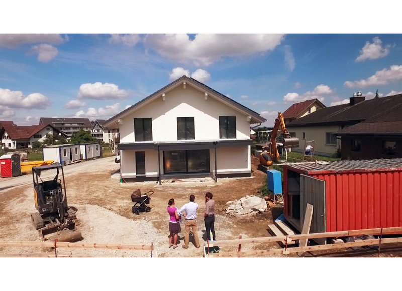 Hüslischweiz ohne Ende
Mit Kathrin Winzenried unterwegs im zersiedelten Land
Ein Einfamilienhaus im Grünen ist für viele Schweizer Familien noch immer der grosse Traum – Bild: SRF1