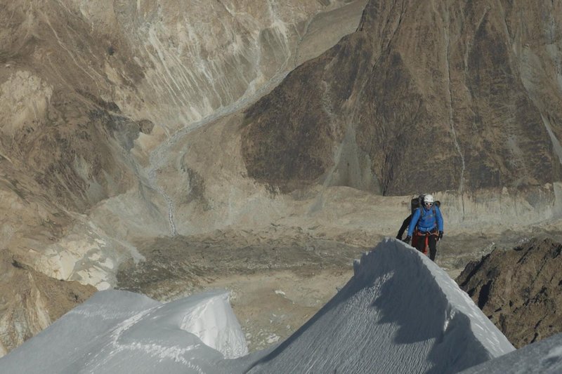 Hoch hinaus – Die China Expedition Kräfteraubender Aufstieg zum Xuelian West SRF – Bild: SRF1 Hoch hinaus – Die China Expedition Kräfteraubender Aufstieg zum Xuelian West SRF – Bild: SRF1