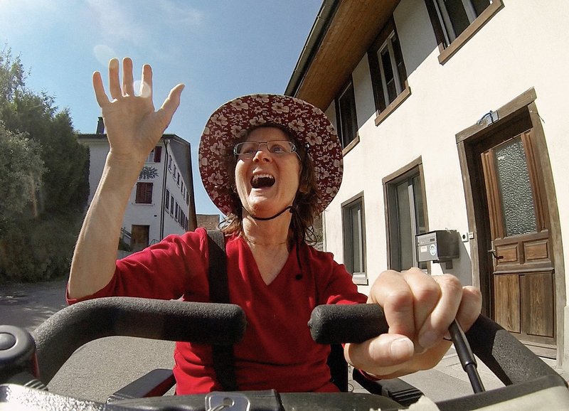 Multiple Schicksale vom Kampf um den eigenen Körper Bernadette freut sich über kleine Dinge im Leben – Bild: SRF1 Multiple Schicksale vom Kampf um den eigenen Körper Bernadette freut sich über kleine Dinge im Leben – Bild: SRF1