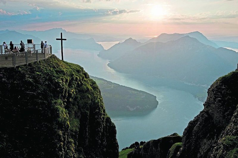 Sternstunde Religion: Wohin mit dem Kreuz? Kreuz auf Berg SRF/​Alain Godet docfilms GmbH – Bild: SRF1