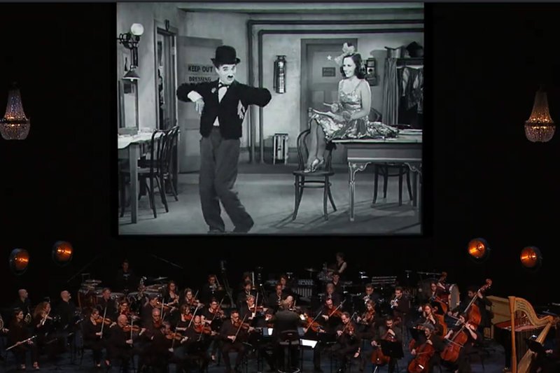 Modern Times – Chaplins Klassiker, aufgeführt mit Orchester Charlie Chaplin auf der Leinwand SRF – Bild: SRF1