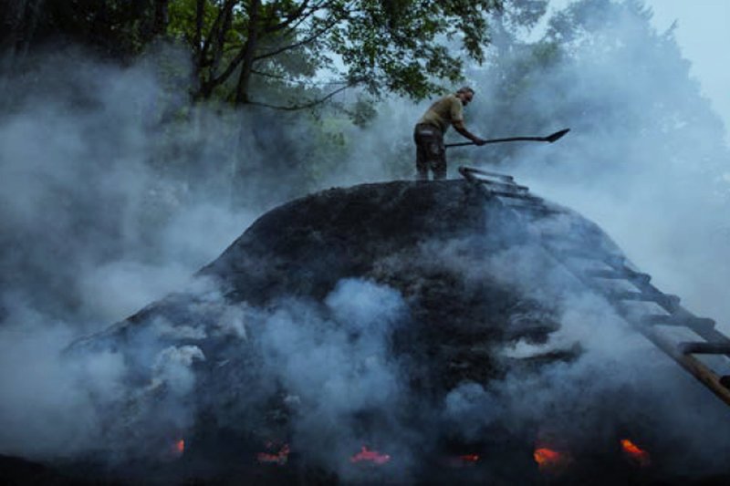 Köhlernächte
Markus Wicki beim verdichten
SRF/​Zeitraum Film GmbH – Bild: SRF1