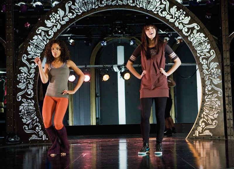 Tänzerinnen: Tessa Thompson als Dana, Mary Elizabeth Winstead als Lauryn – Bild: SRF/​Studiocanal