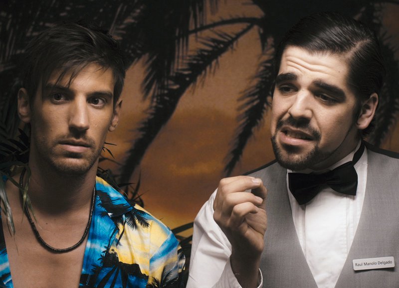 Der Hotelpage möchte Tipps vom Frauenheld: Andreas Daniel Müller als Frauenheld Sven, Paulo Dos Santos als Hotelpage – Bild: SRF/​Lorenz Suter