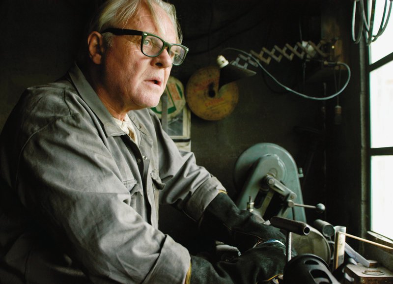 Der Tüftler in seiner Werkstatt: Anthony Hopkins als Burt Munro – Bild: SRF/​Magnolia Pictures