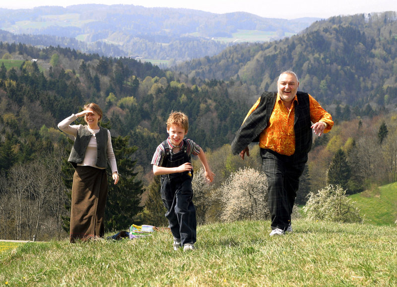 Auf dem Sternenberg: Sara Capretti als Eva Joos, Armando Piasko als Pascal, Mathias Gnädinger als Franz Engi – Bild: SRF/Klaus Rózsa Auf dem Sternenberg: Sara Capretti als Eva Joos, Armando Piasko als Pascal, Mathias Gnädinger als Franz Engi – Bild: SRF/Klaus Rózsa