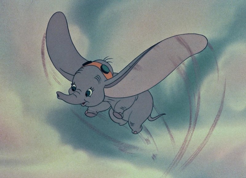 Fliegender Elefant: Die riesigen Ohren machen Dumbo erst zum Gespött und dann zum Star des Zirkus – Bild: SRF/​Disney