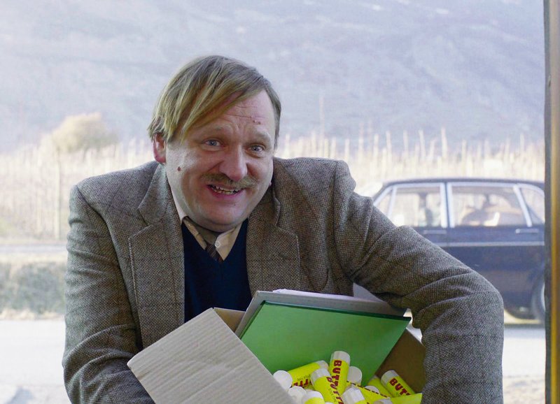 Wer will schon Buttersticks? : Tomek Nowicki als Geschäftsmann – Bild: SRF/​Dschoint Ventschr Filmproduktion