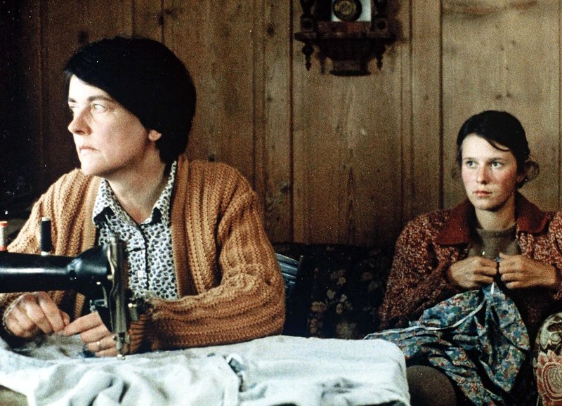 Alltag auf dem Bergbauernhof: Dorothea Moritz als Mutter, Johanna Lier als Belli – Bild: SRF/Bernard Lang AG Alltag auf dem Bergbauernhof: Dorothea Moritz als Mutter, Johanna Lier als Belli – Bild: SRF/Bernard Lang AG