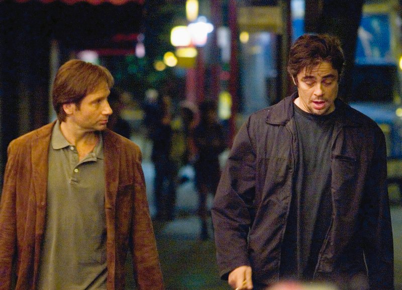 Beste Freunde: David Duchovny als Brian Burke, Benicio del Toro als Jerry Sunbburn – Bild: SRF/​Paramount Pictures
