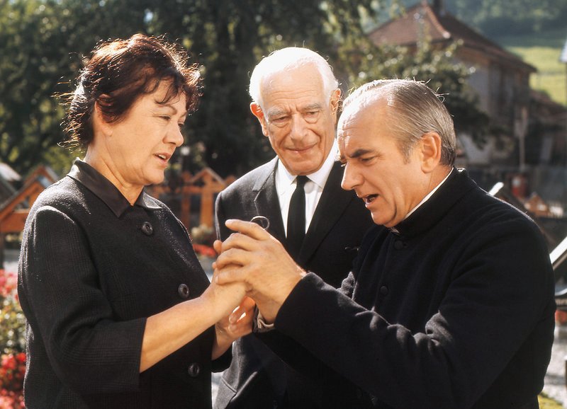 Helfen einem verirrten Schäfchen: Margrit Rainer als Regula, Alfred Schlageter als Generalvikar, Ruedi Walter als Pfarrer Iseli – Bild: SRF/Tobler Holding Helfen einem verirrten Schäfchen: Margrit Rainer als Regula, Alfred Schlageter als Generalvikar, Ruedi Walter als Pfarrer Iseli – Bild: SRF/Tobler Holding