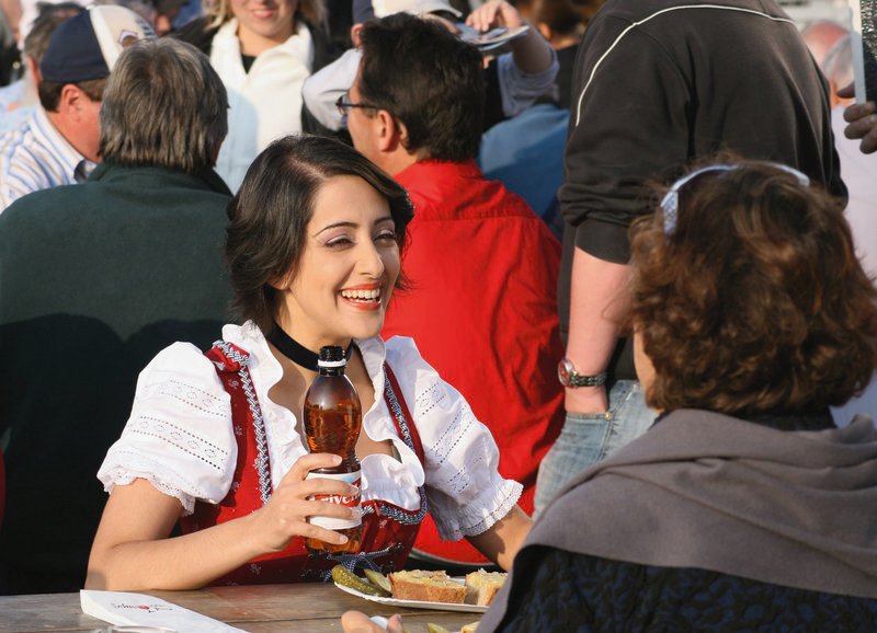 Szene aus «Nilou»: Elmira Rafizadeh (l.) als die junge Iranerin Nilou – Bild: SRF