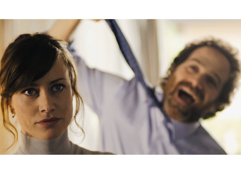 Blödelei : Giorgia Wurth als Clara, Fausto Sciarappa als Mario – Bild: SRF /​ Amka Films