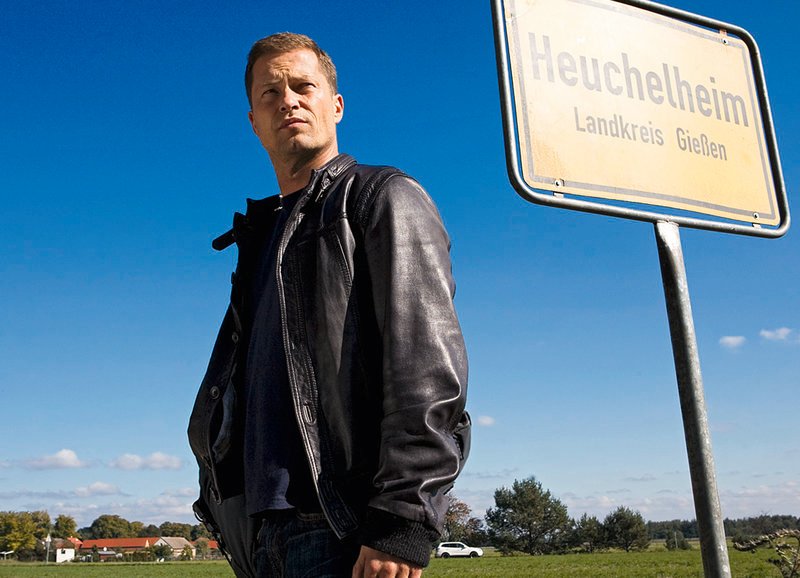 Da wo seine Eltern wohnen: Til Schweiger als Jerome – Bild: SRF/​2011 Warner Bros. Intl. Television
