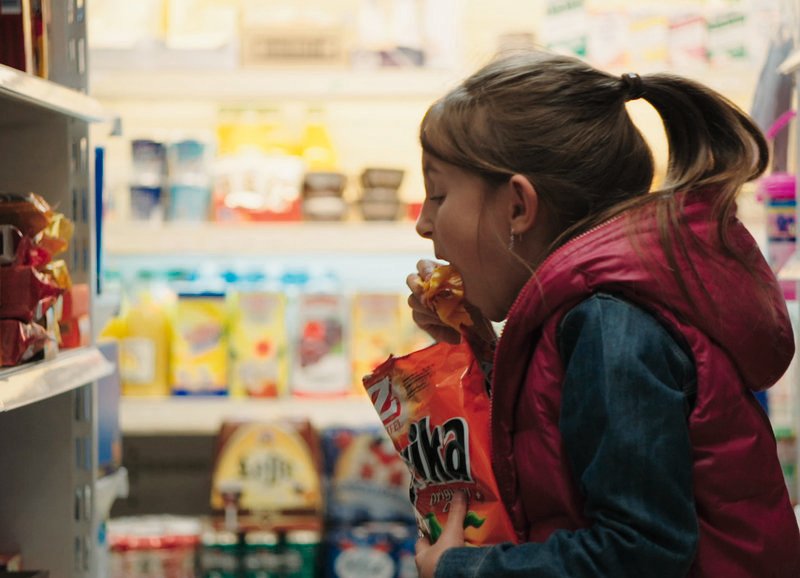 Lola kann’s nicht lassen : Garance Rohr als Lola – Bild: SRF/​Box Productions