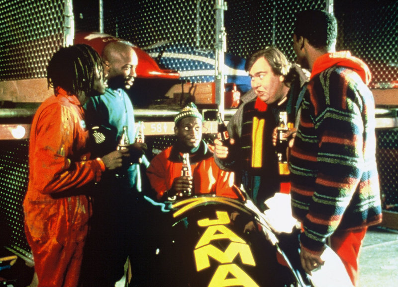 Teambesprechung: Doug E. Doug als Sanka, Malik Yoba als Yul, Rawle D. Lewis als Junior, John Candy als Trainer Irv Blitzer, Derice Bannock als Leon – Bild: SRF/Disney/Rob McEwan Teambesprechung: Doug E. Doug als Sanka, Malik Yoba als Yul, Rawle D. Lewis als Junior, John Candy als Trainer Irv Blitzer, Derice Bannock als Leon – Bild: SRF/Disney/Rob McEwan