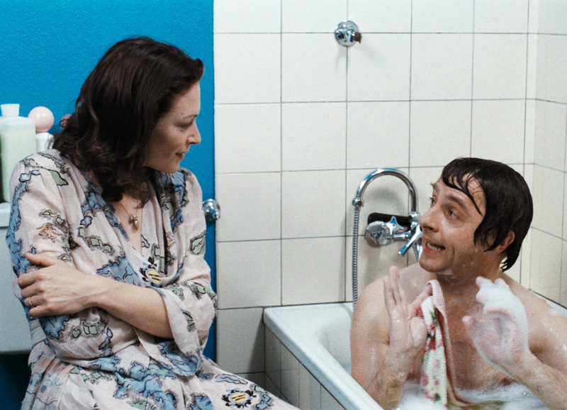 Gut versteckt: Beatrice Kessler als Milena Vakulic, Emil Steinbeger als Moritz Fischer – Bild: SRF/T&C Films Gut versteckt: Beatrice Kessler als Milena Vakulic, Emil Steinbeger als Moritz Fischer – Bild: SRF/T&C Films