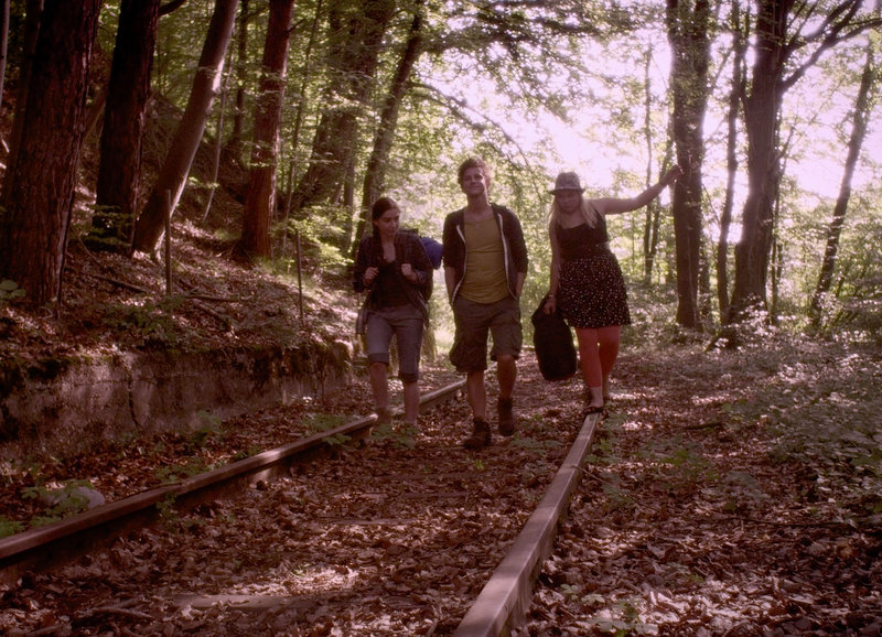 Sitting next to Zoe – Bild: SRF/​Langfilm AG