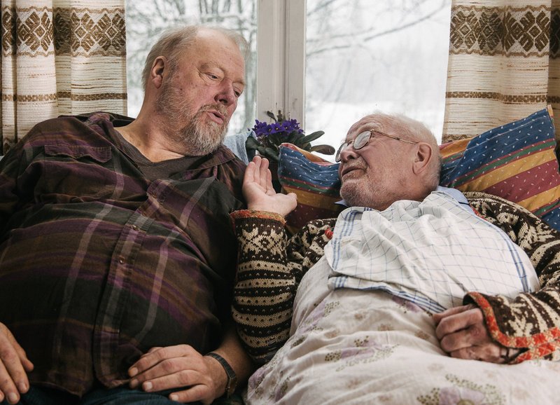 Winterliche Liebe: Stein Winge als Roland, Jan Malmsjö als Bertil – Bild: SRF/​Filmbros