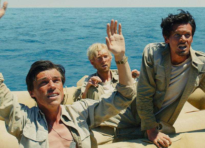 Hilfesuchend im Meer: Finn Witrock als Mac, Domhnall Gleeson als Phil, Jack O'Connell als Louie – Bild: SRF / 2014 Universal Studios Hilfesuchend im Meer: Finn Witrock als Mac, Domhnall Gleeson als Phil, Jack O'Connell als Louie – Bild: SRF / 2014 Universal Studios