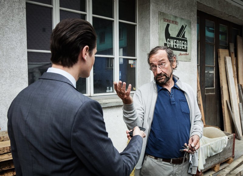 In Sachen Schreinerei: Betschart (Herbert Leiser, r.) macht Jan (Johannes Franke, l.) unmissverständlich klar, dass es mit dem Erbe seines Vaters nicht leicht wird. – Bild: SRF/​Lucian Hunziker