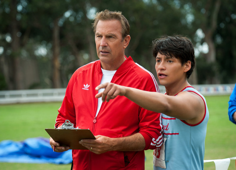 Setzt Hoffnung in den Underdog: Kevin Costner als Jim White, Carlos Pratts als Thomas Valles – Bild: SRF/disney enterprises inc. Setzt Hoffnung in den Underdog: Kevin Costner als Jim White, Carlos Pratts als Thomas Valles – Bild: SRF/disney enterprises inc.