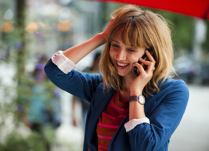 Freut sich über einen Telefonanruf: Zoe Kazan als Chantry – Bild: SRF/2013 F Word Productions Inc., PCF F-Word The Movie Inc. and Fastnet Freut sich über einen Telefonanruf: Zoe Kazan als Chantry – Bild: SRF/2013 F Word Productions Inc., PCF F-Word The Movie Inc. and Fastnet