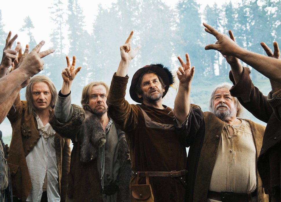Proben den Rütlischwur: Michael Kesller als Friedrich Schiller, Erich Vock als Konrad Baumgarten, Max Rüdlinger als Walter Fürst, Albert Tanner als Werner Stauffacher – Bild: SRF/Stamm Film AG Proben den Rütlischwur: Michael Kesller als Friedrich Schiller, Erich Vock als Konrad Baumgarten, Max Rüdlinger als Walter Fürst, Albert Tanner als Werner Stauffacher – Bild: SRF/Stamm Film AG