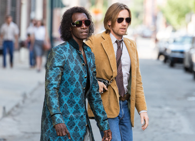 Gemeinsamer Trip: Don Cheadle als Miles Davis, Ewan McGregor als Dave Braden – Bild: SRF/Impuls Pictures AG Gemeinsamer Trip: Don Cheadle als Miles Davis, Ewan McGregor als Dave Braden – Bild: SRF/Impuls Pictures AG